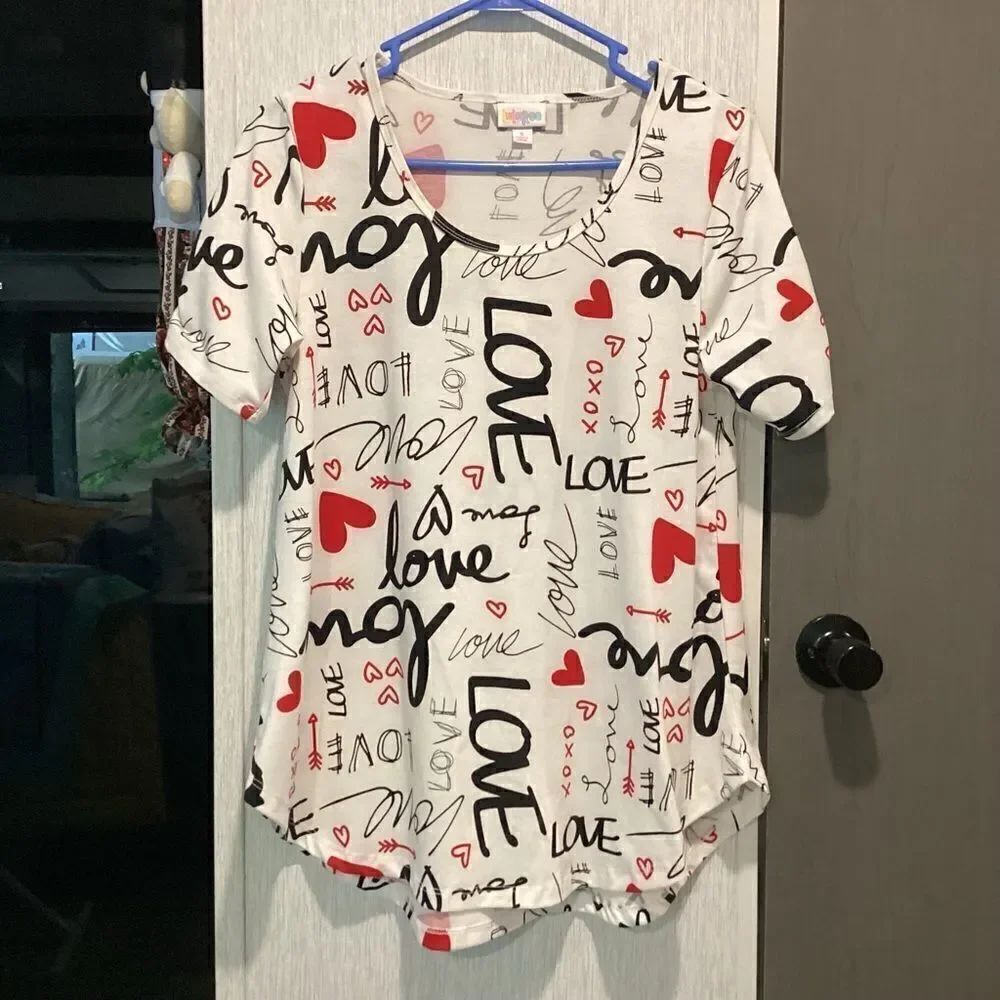 NWOT. LuLaroe brand Women’s S/S Cotton Tee in Love print